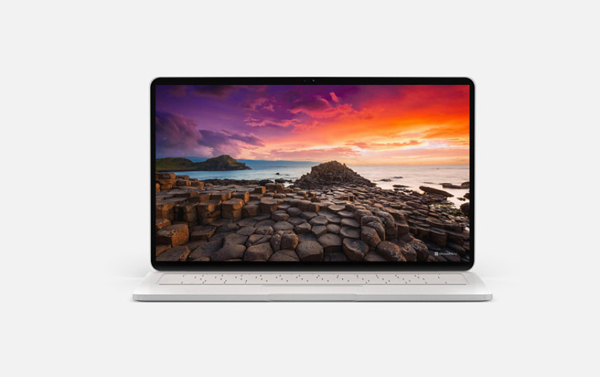 Laptop koji prikazuje živopisni morski pejzaž iz Bing pozadine.