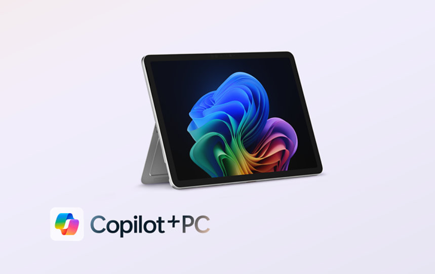 Een zijaanzicht toont een Surface Pro, Copilot+ PC, 12 inch in de kleur platina met de standaard ingeschakeld.