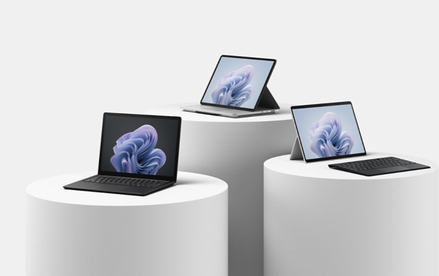 Surface Laptop Studio 2, Surface Pro 10 og Surface Laptop 6 observeres på sokler i ulike høyder.