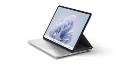 يظهر جهاز Surface Laptop Studio 2 من زاوية جانبية في الوضع المرحلي مع ظهور شعار Windows على الشاشة.