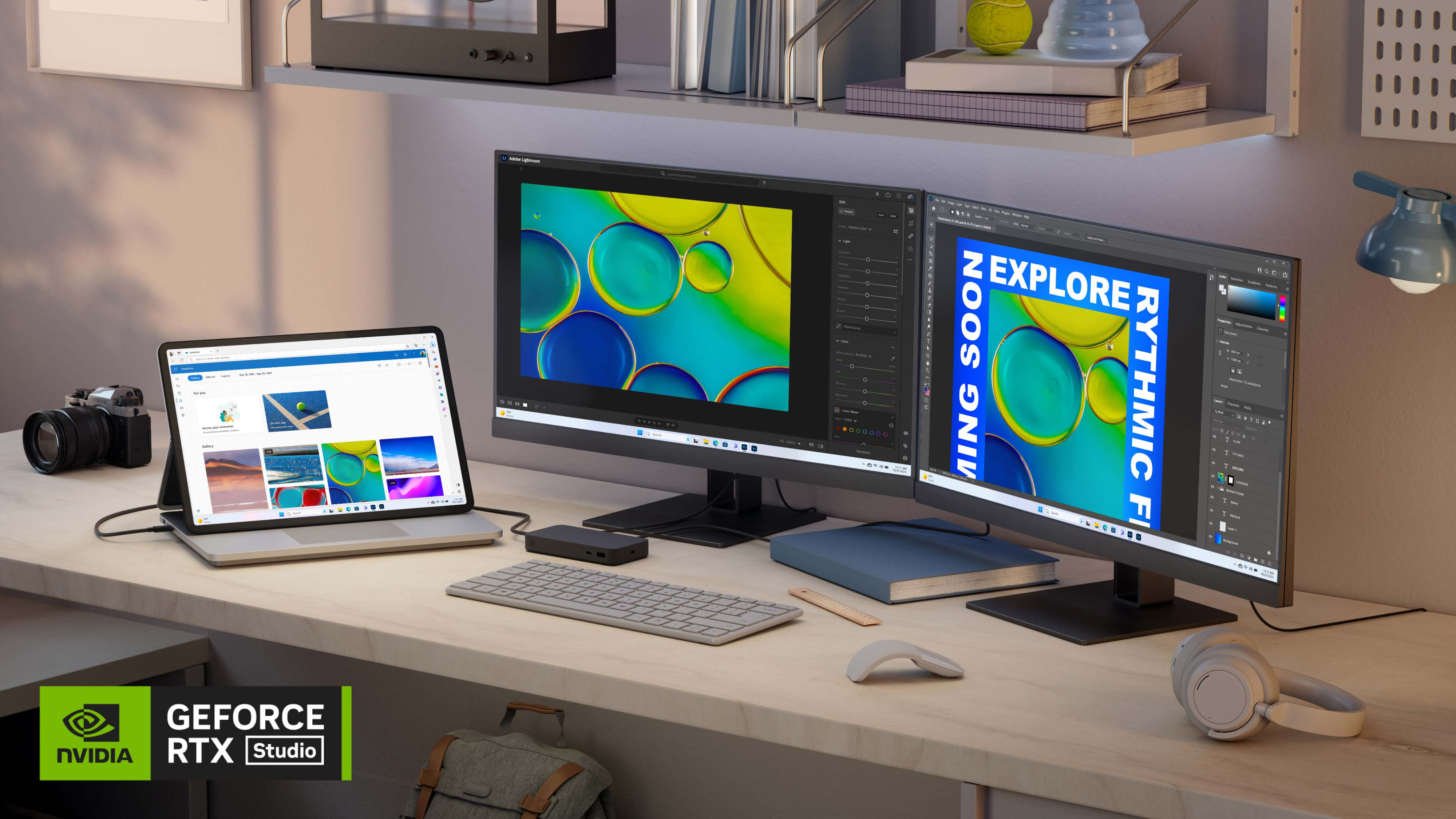 Surface Laptop Studio 2 على مكتب خشبي يعمل على تشغيل شاشتين خارجيتين بجانب لوحة مفاتيح خارجية وفأرة وسماعات رأس.