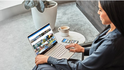 Žena koja koristi laptop sa operativnim sistemom Windows 10 i uslugom OneDrive